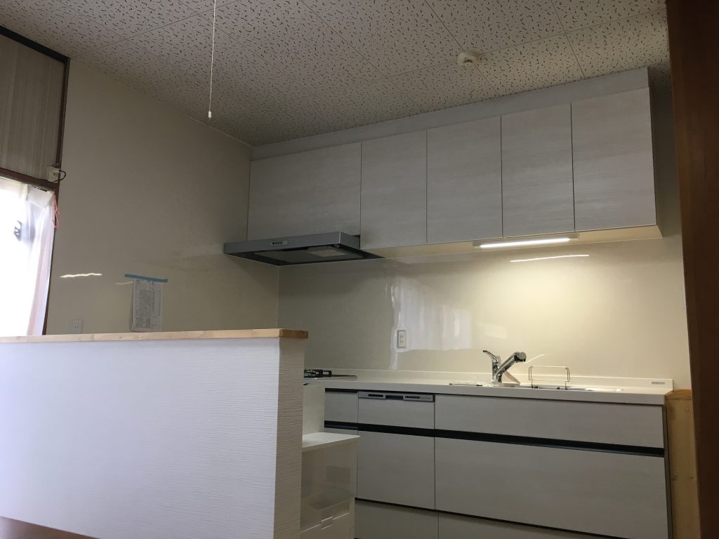 奥様念願の新しいキッチンと、ご主人様は垣根の手入れの大変さが解消